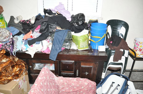 بالصور: الشرطة تعيث فساداً في بيت عائلة عربية بمدينة اللد وتعتقل أحد السكان